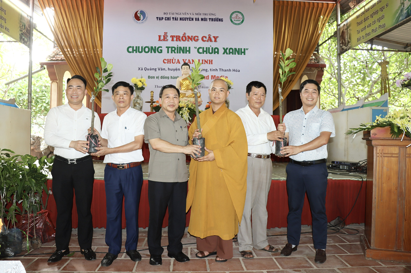 Tạp chí Tài nguyên và Môi đã trồng mới 636 cây xanh tại chùa Vạn Linh