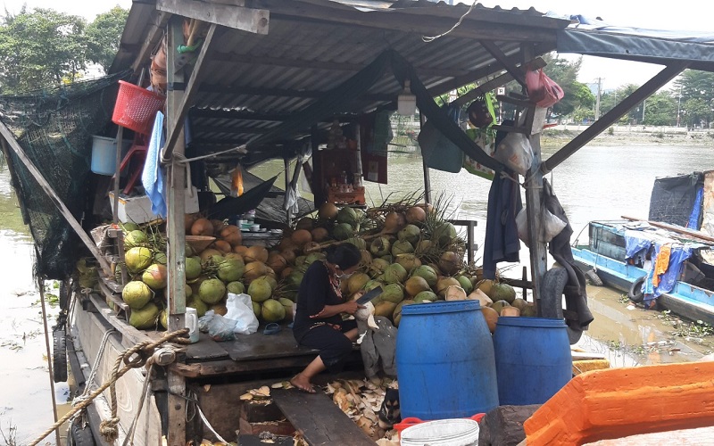 Những chiếc ghe “nghiêng ngả” dưới lòng sông khô đáy tại TP. Hồ Chí Minh       