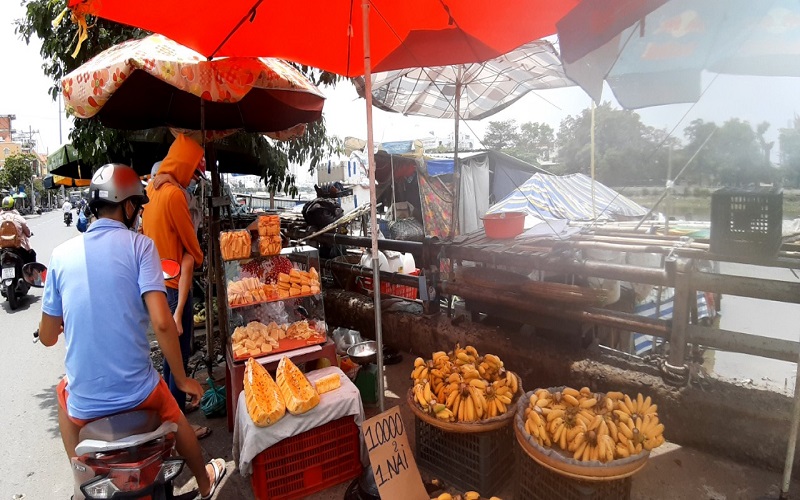 Những chiếc ghe “nghiêng ngả” dưới lòng sông khô đáy tại TP. Hồ Chí Minh       