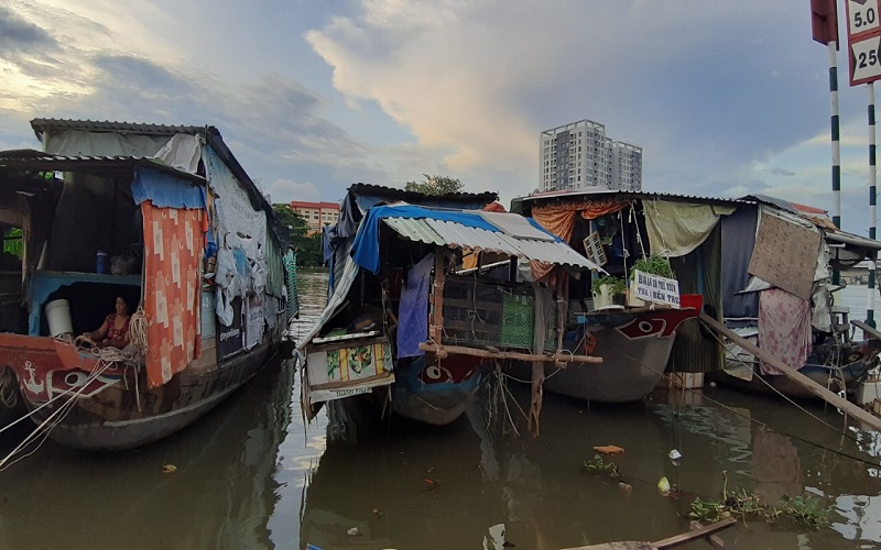 Những chiếc ghe “nghiêng ngả” dưới lòng sông khô đáy tại TP. Hồ Chí Minh       