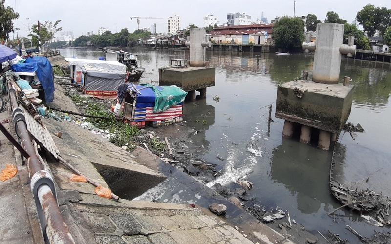 Những chiếc ghe “nghiêng ngả” dưới lòng sông khô đáy tại TP. Hồ Chí Minh       