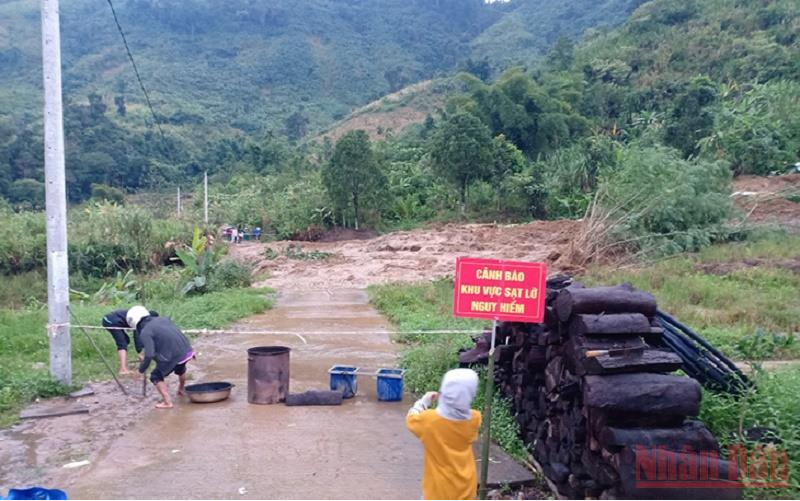 Quảng Nam: Quả đồi bất ngờ đổ sập xuống đường sau mưa lớn