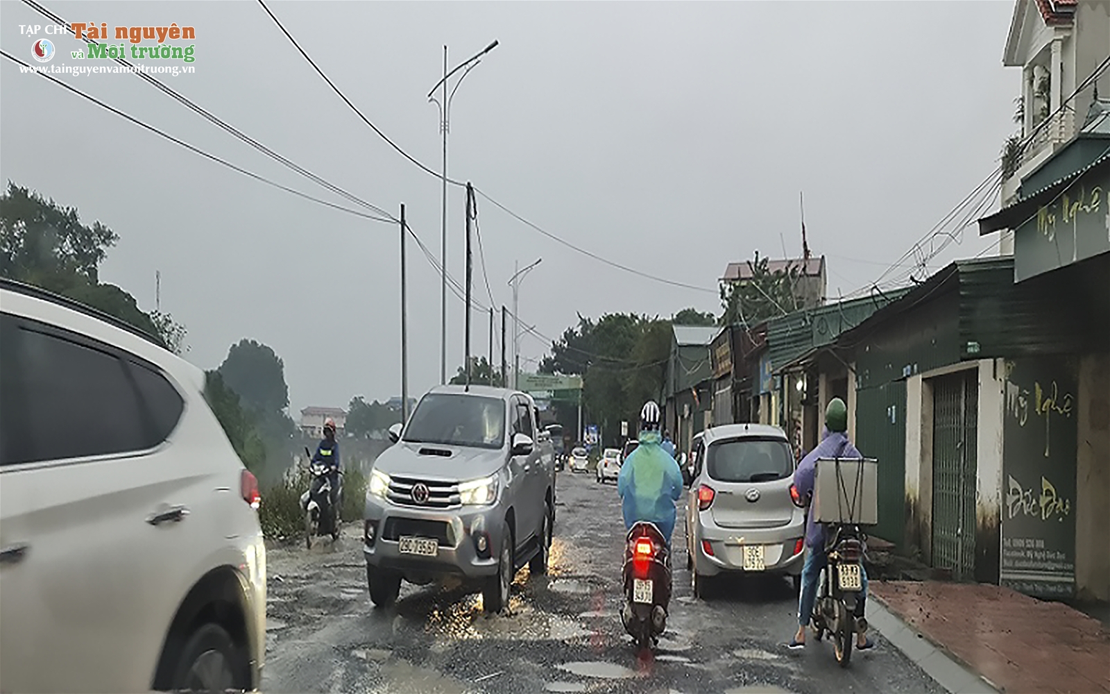 Chùm ảnh: Đoạn đường dài gần 2km có tới gần trăm 