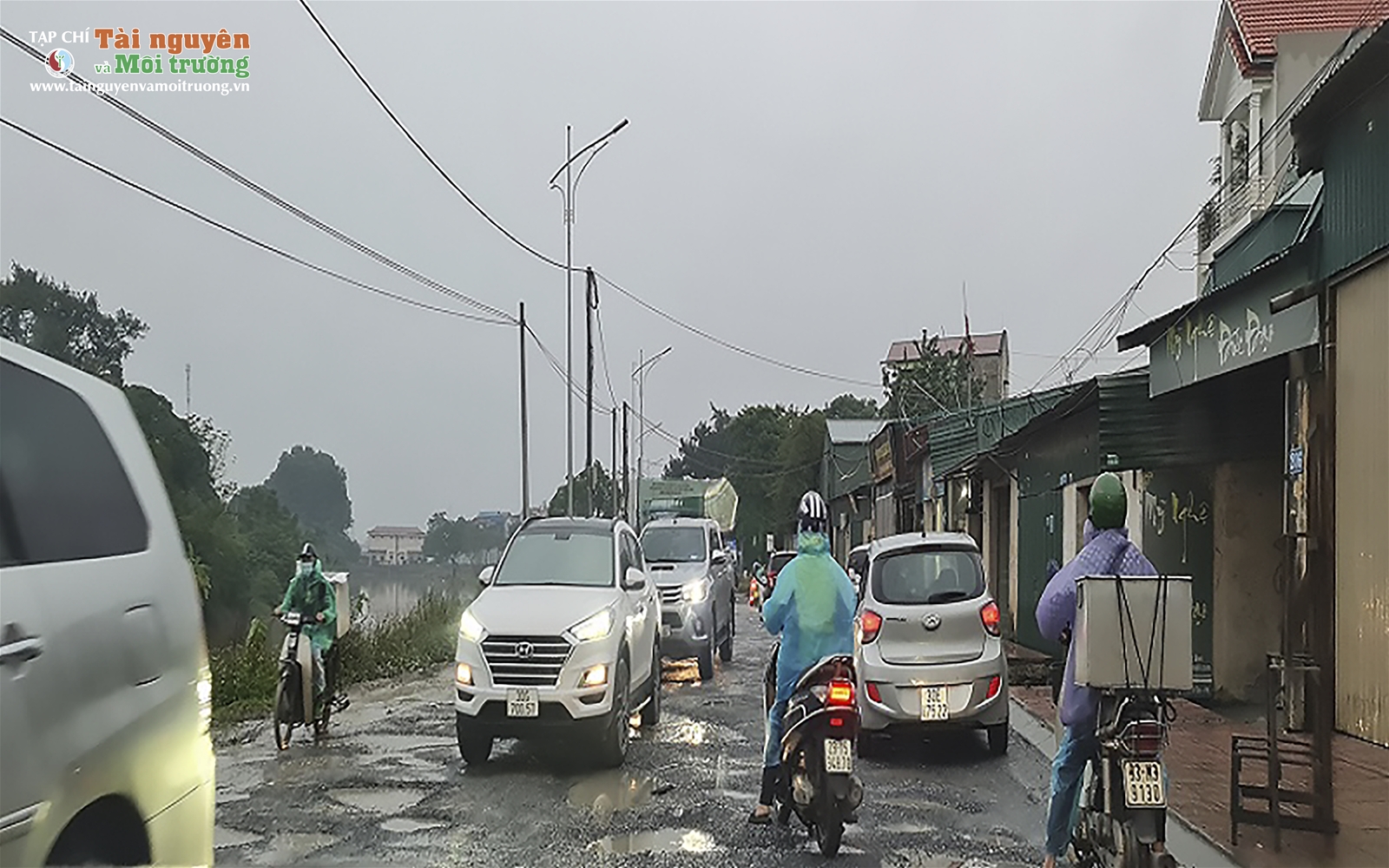 Chùm ảnh: Đoạn đường dài gần 2km có tới gần trăm 