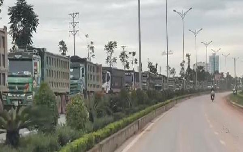 Vĩnh Phúc: Dán “bùa hộ mệnh”, đoàn xe chở đất “tặc” vô tư tiêu thụ vào dự án