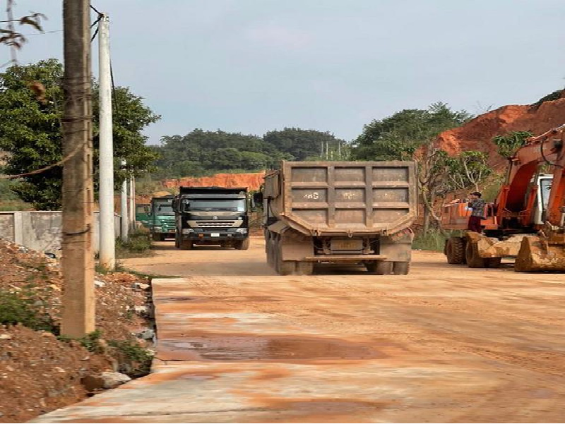 Vĩnh Phúc: Dán “bùa hộ mệnh”, đoàn xe chở đất “tặc” vô tư tiêu thụ vào dự án