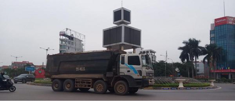 Vĩnh Phúc: Dán “bùa hộ mệnh”, đoàn xe chở đất “tặc” vô tư tiêu thụ vào dự án