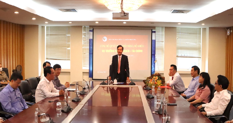 Trao Quyết định bổ nhiệm Vụ trưởng Vụ Kế hoạch - Tài chính Bộ TN&MT