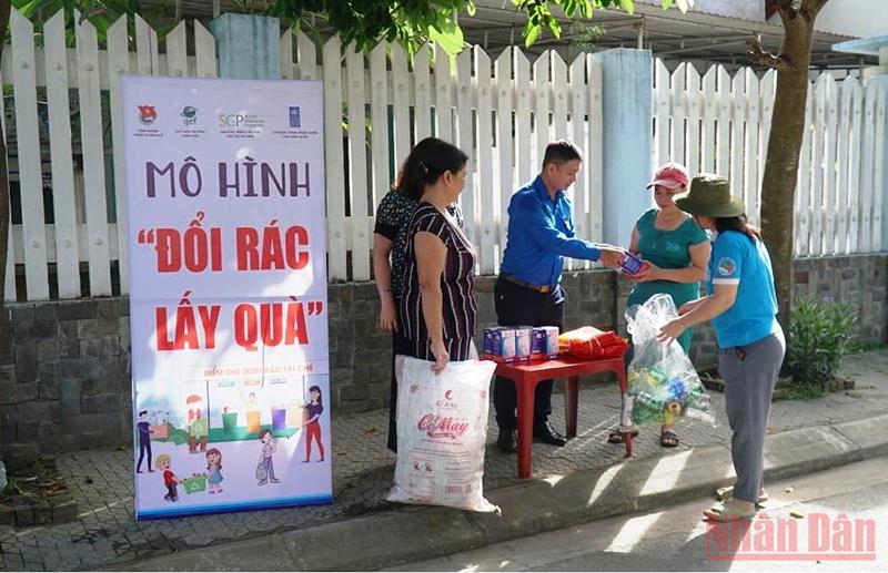 Thanh niên Thừa Thiên Huế chung tay làm sạch môi trường biển