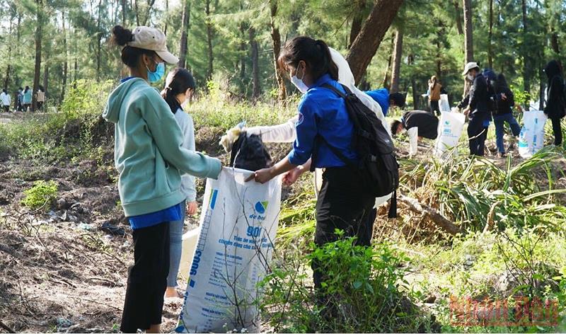 Thanh niên Thừa Thiên Huế chung tay làm sạch môi trường biển