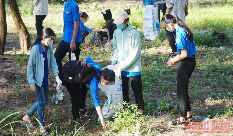 Thanh niên Thừa Thiên Huế chung tay làm sạch môi trường biển