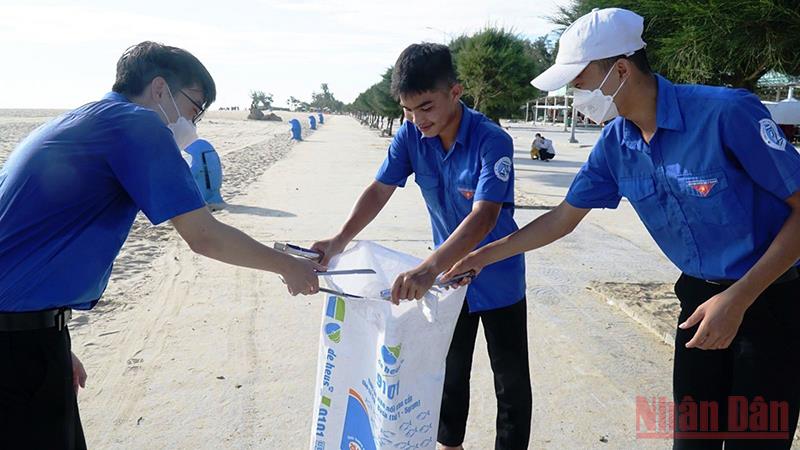 Thanh niên Thừa Thiên Huế chung tay làm sạch môi trường biển