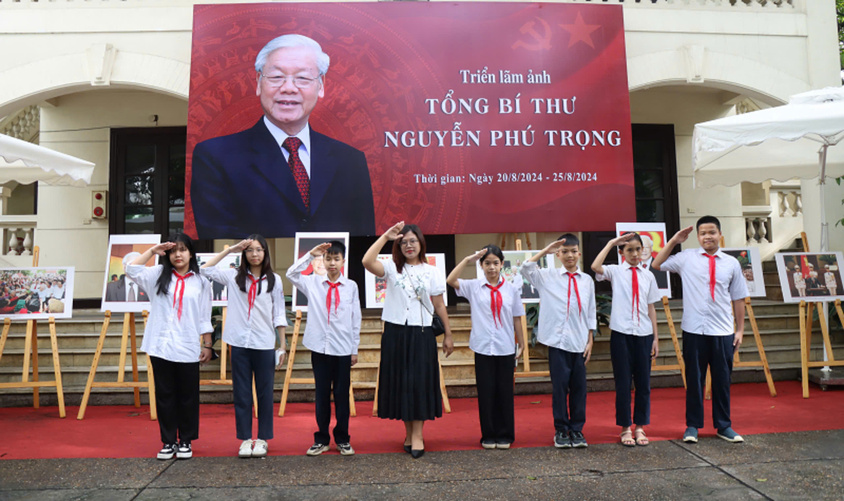 Triển lãm ảnh “Tổng Bí thư Nguyễn Phú Trọng” là “điểm đến” đặc biệt của giáo viên, học sinh