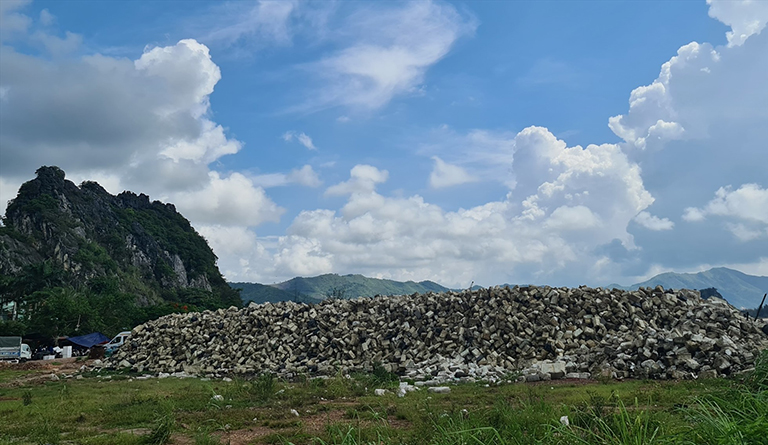 Vịnh Bái Tử Long vẫn ngập rác phao xốp