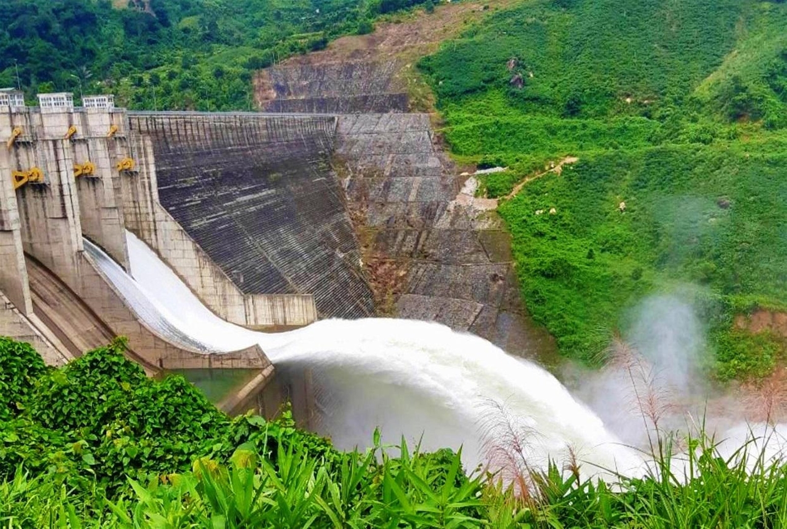 Hai hồ thủy điện lớn nhất Quảng Ngãi xả nước điều tiết, đón lũ mới