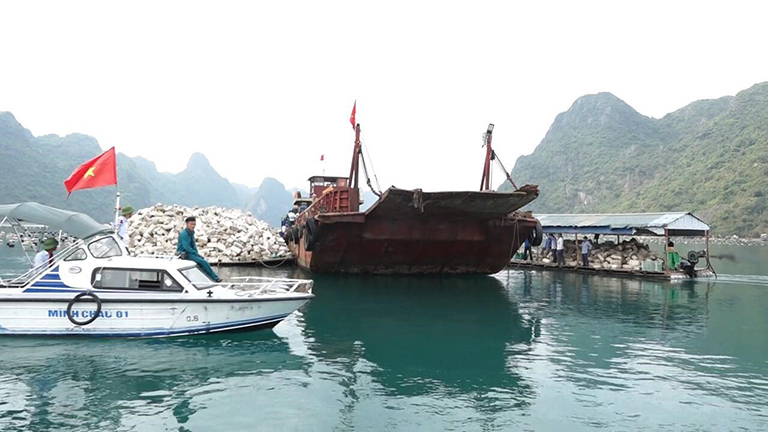 Vịnh Bái Tử Long vẫn ngập rác phao xốp