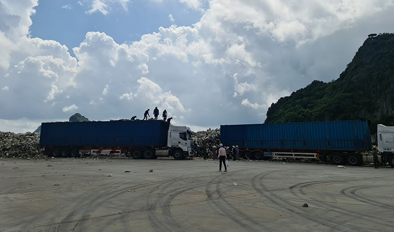 Vịnh Bái Tử Long vẫn ngập rác phao xốp