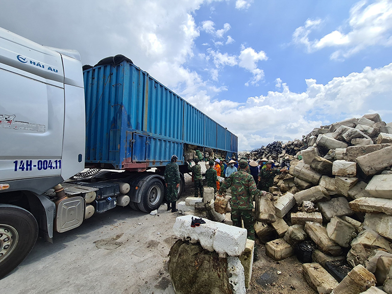 Vịnh Bái Tử Long vẫn ngập rác phao xốp