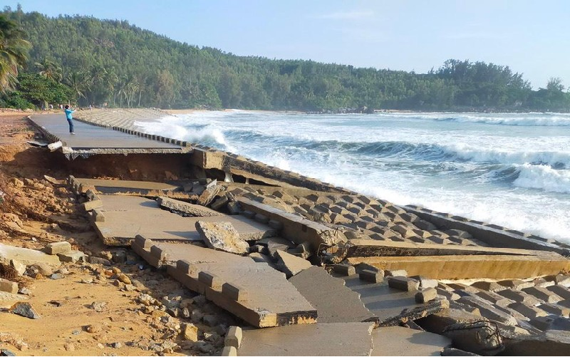 Triều cường gây sụp lún kè và sạt lở nghiêm trọng bờ biển thị xã Đức Phổ