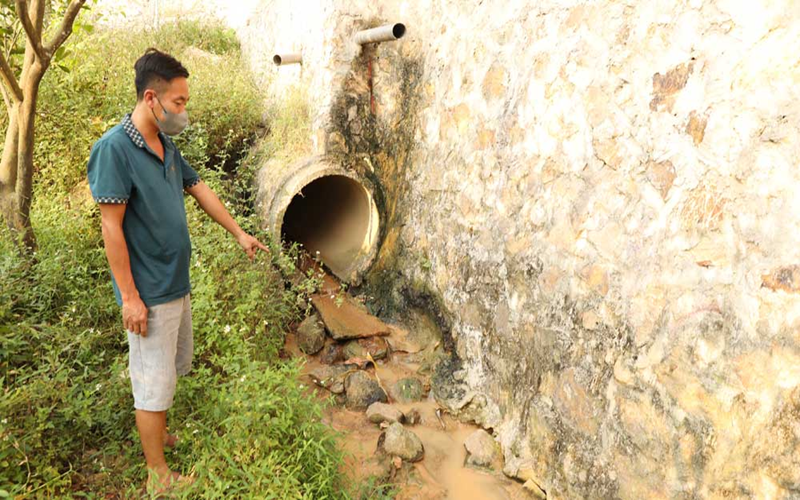 Việt Yên: Người dân bức xúc vì nước từ sân golf chảy ra kênh có màu, mùi lạ