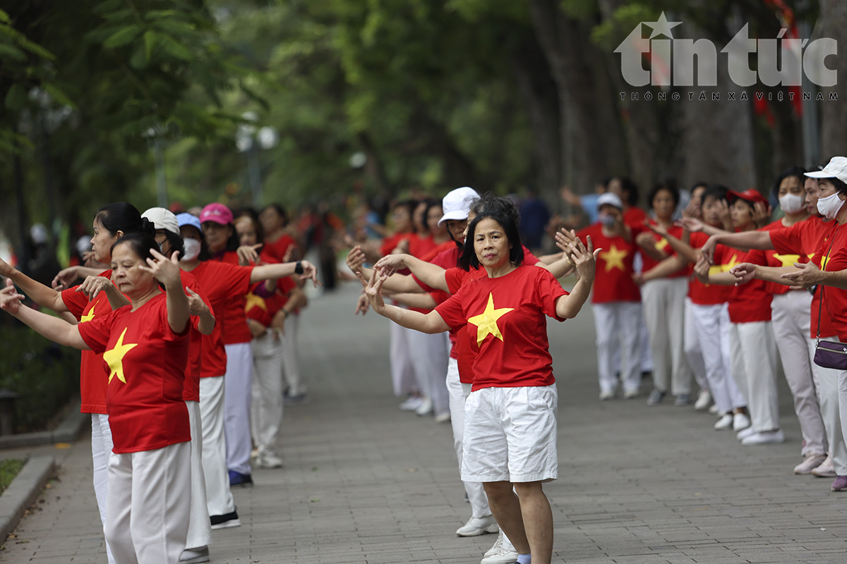 Người Hà Nội thích thú đón gió lạnh đầu mùa 