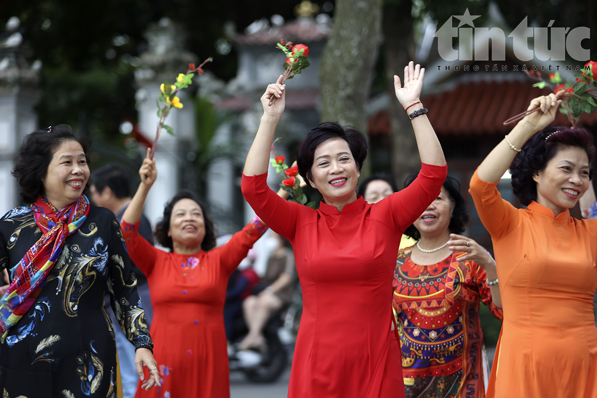 Người Hà Nội thích thú đón gió lạnh đầu mùa 