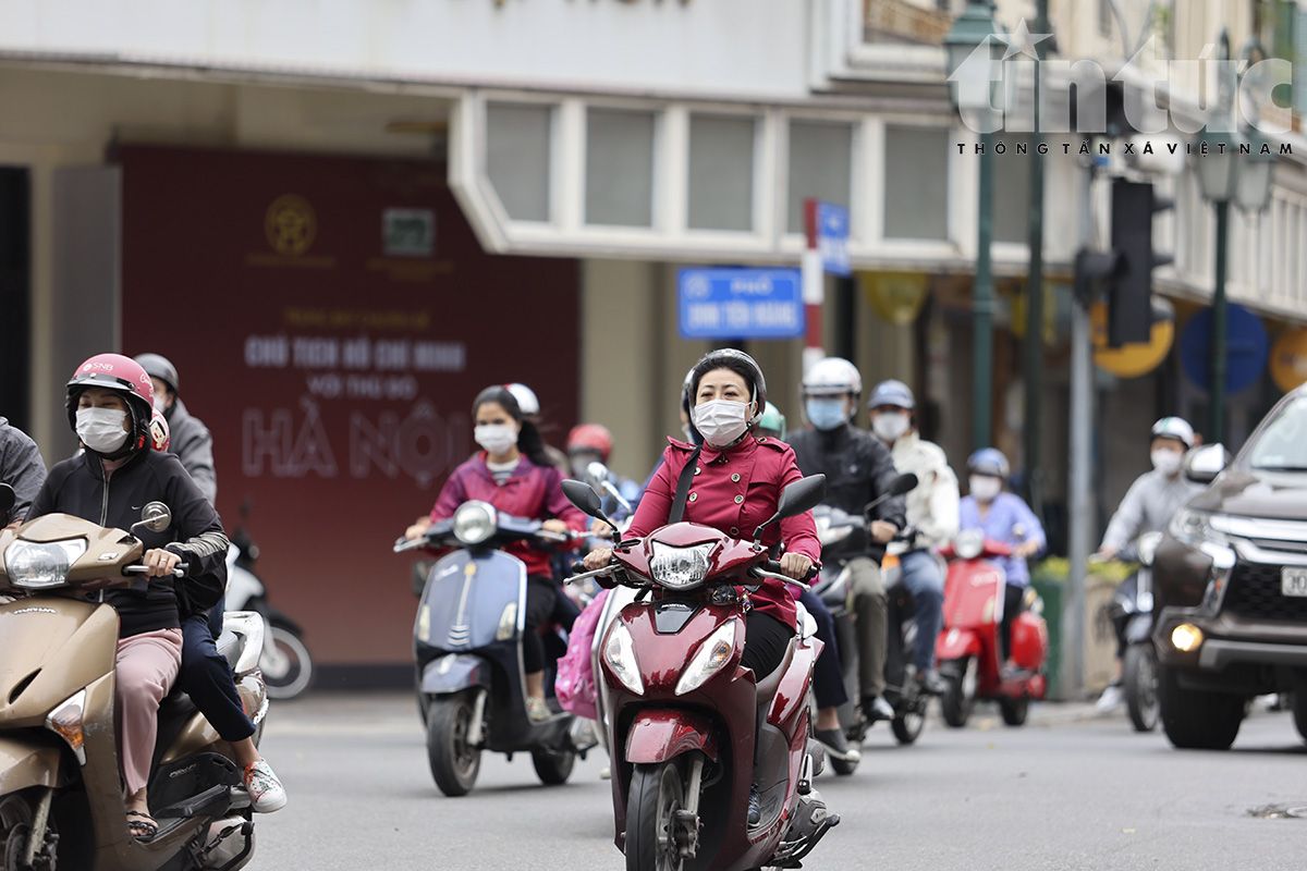 Người Hà Nội thích thú đón gió lạnh đầu mùa 