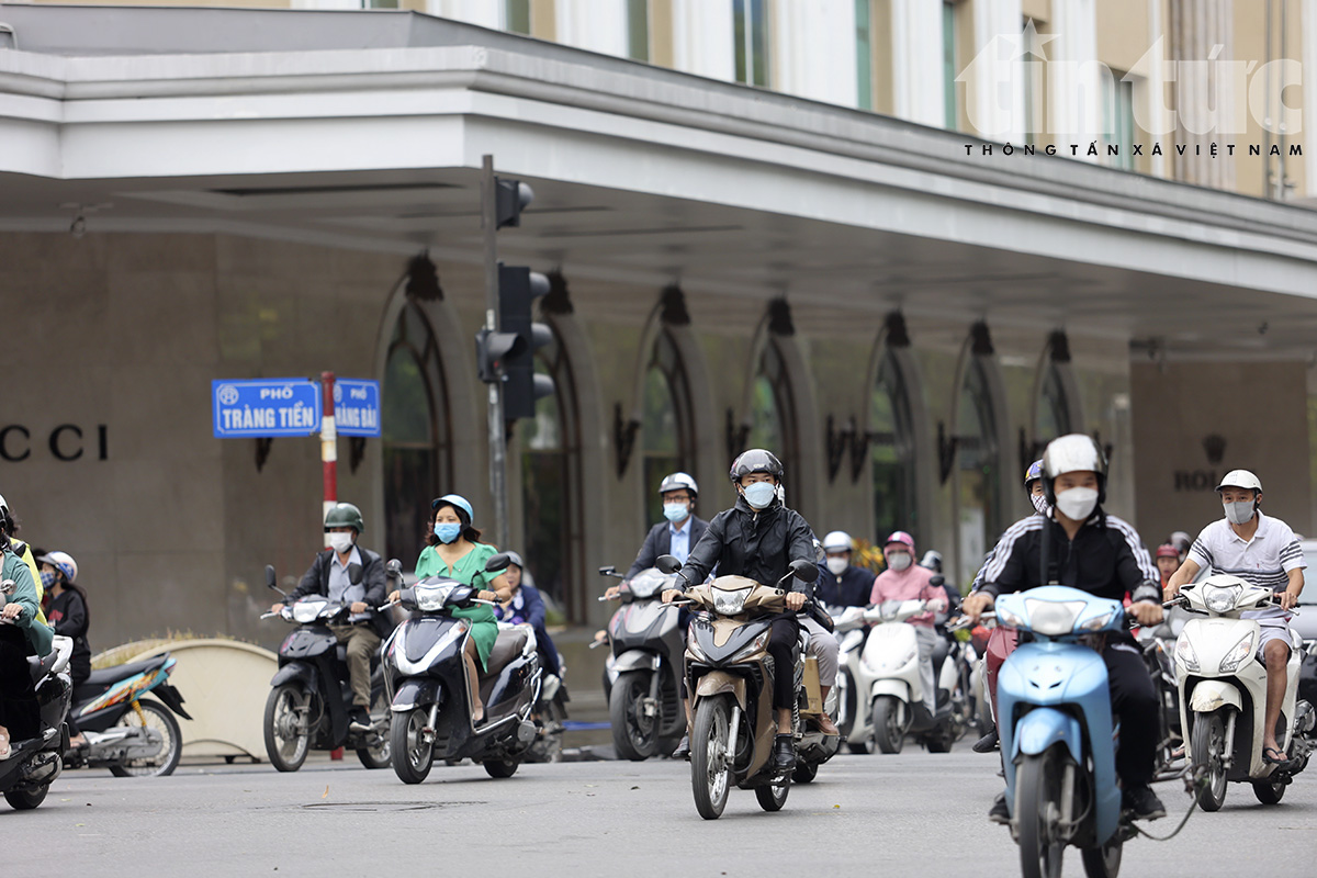 Người Hà Nội thích thú đón gió lạnh đầu mùa 