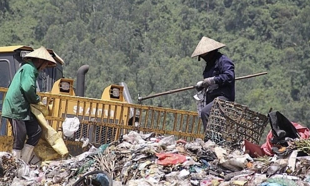 Khối lượng lớn rác thải sinh hoạt của người dân vẫn hàng ngày đổ về bãi rác Khánh Sơn