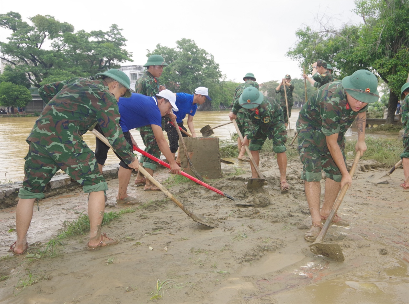Tất bật dọn dẹp bùn đất sau mưa lũ, chuẩn bị đón bão số 6
