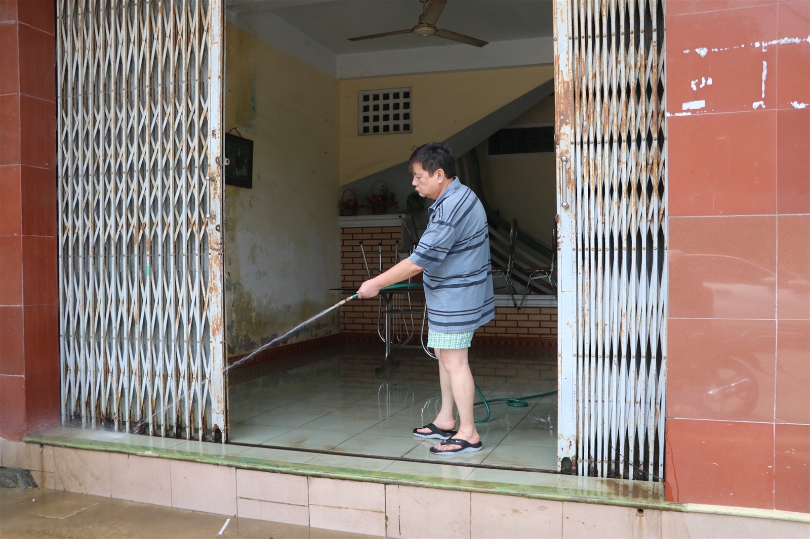 Tất bật dọn dẹp bùn đất sau mưa lũ, chuẩn bị đón bão số 6