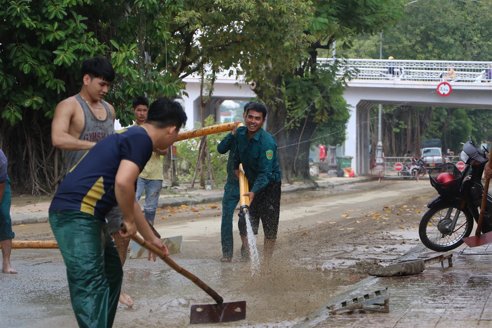 Tất bật dọn dẹp bùn đất sau mưa lũ, chuẩn bị đón bão số 6