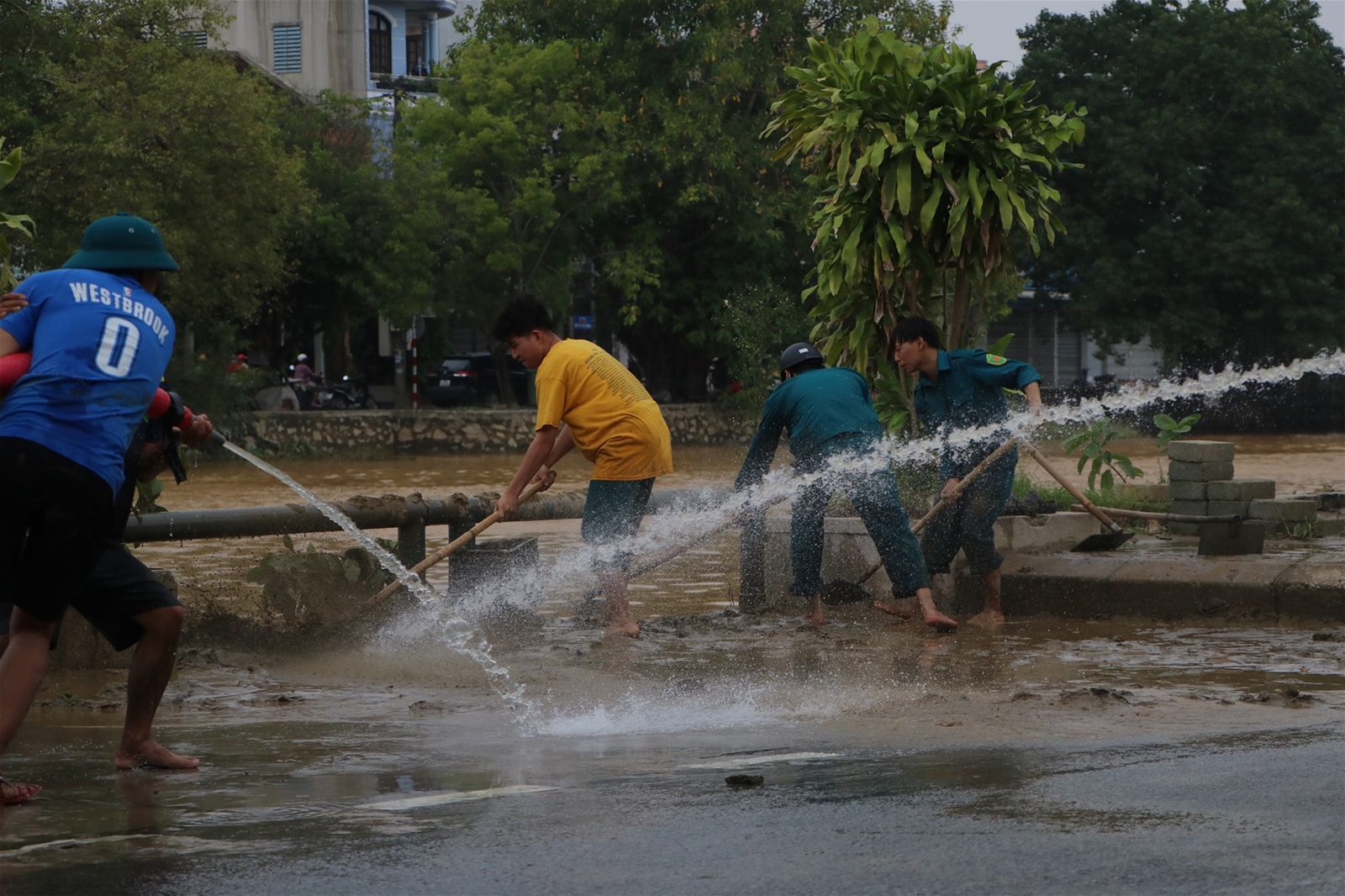 Tất bật dọn dẹp bùn đất sau mưa lũ, chuẩn bị đón bão số 6