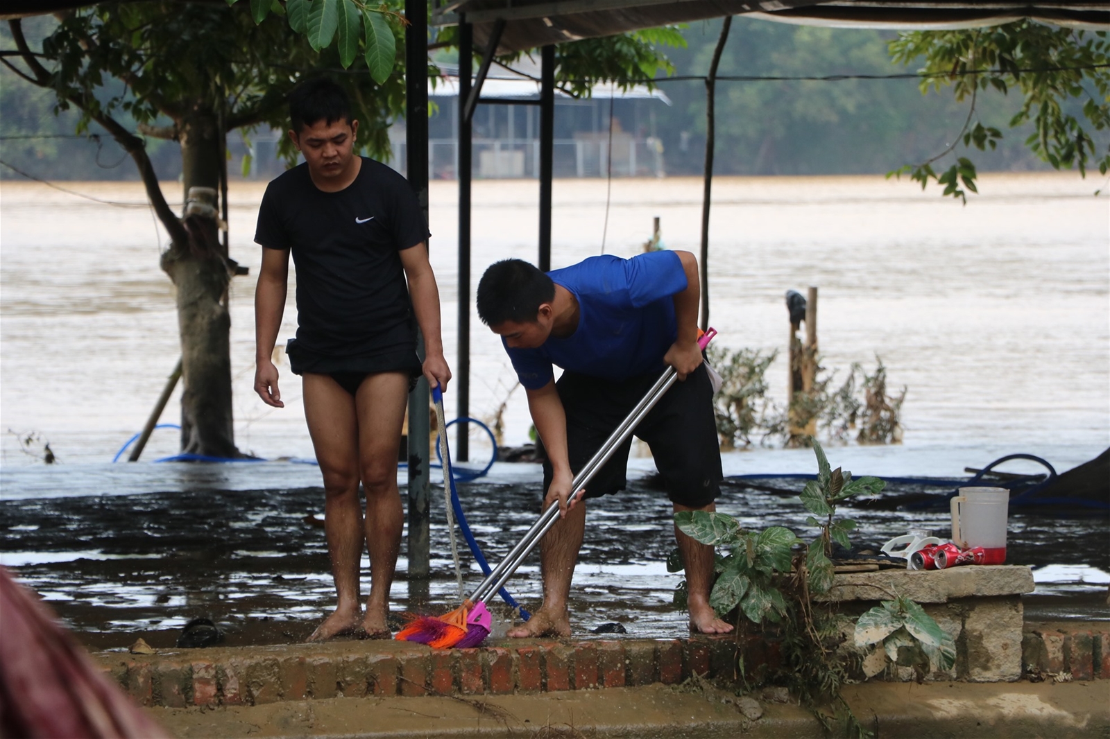 Tất bật dọn dẹp bùn đất sau mưa lũ, chuẩn bị đón bão số 6