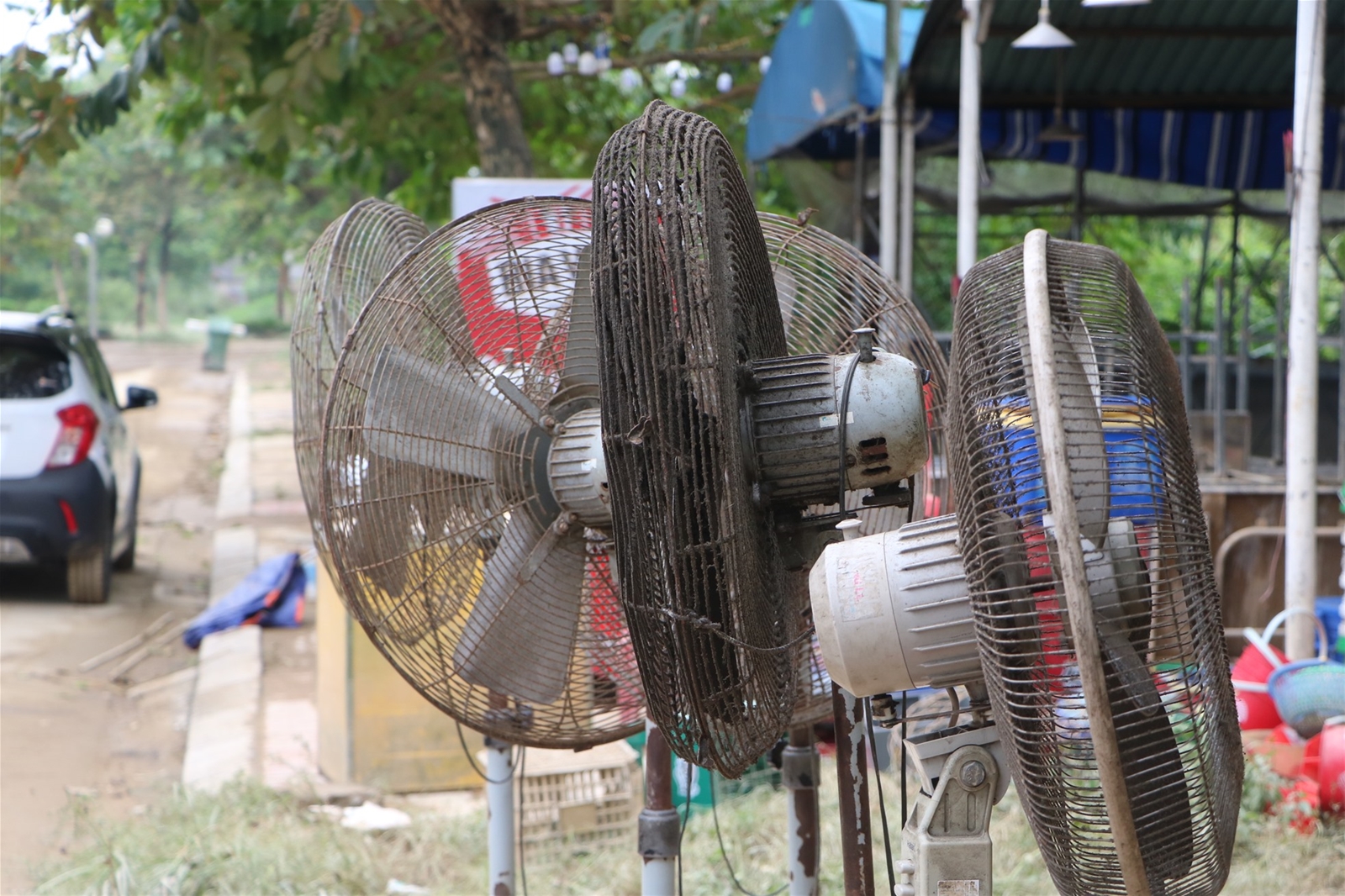 Tất bật dọn dẹp bùn đất sau mưa lũ, chuẩn bị đón bão số 6