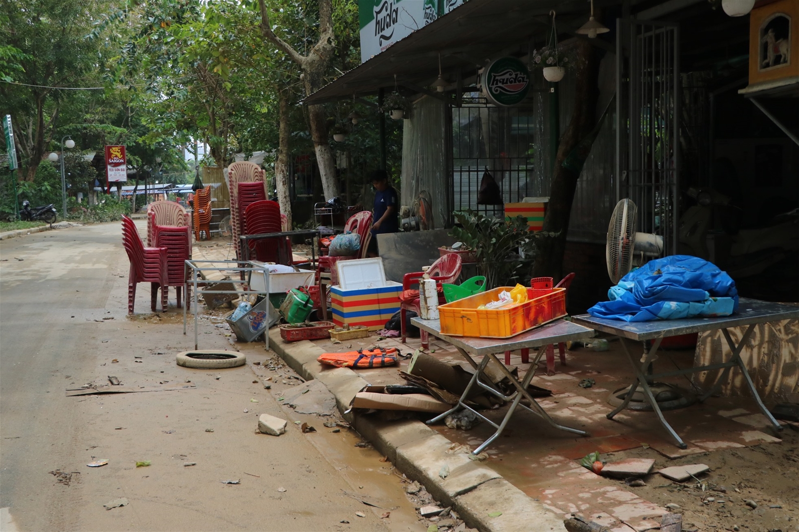 Tất bật dọn dẹp bùn đất sau mưa lũ, chuẩn bị đón bão số 6