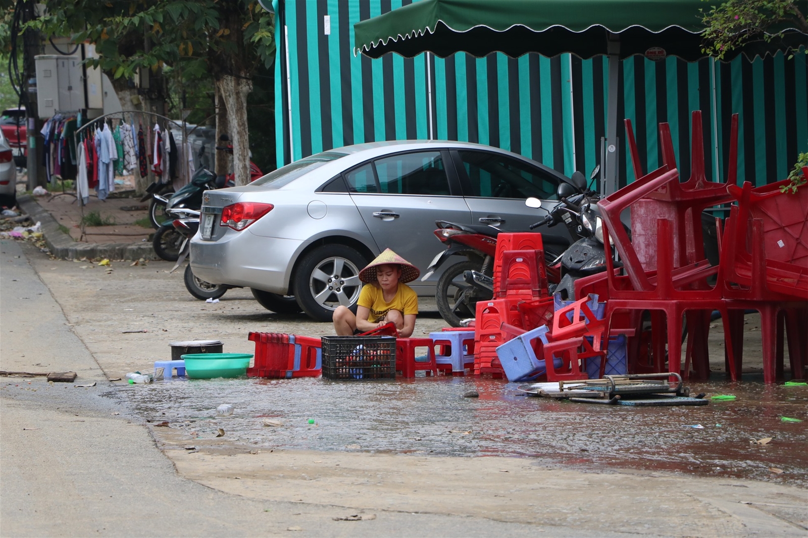 Tất bật dọn dẹp bùn đất sau mưa lũ, chuẩn bị đón bão số 6