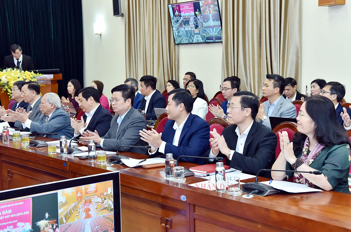 Chủ tịch Quốc hội Vương Đình Huệ chủ trì Tọa đàm góp ý dự thảo Luật Đất đai (sửa đổi)