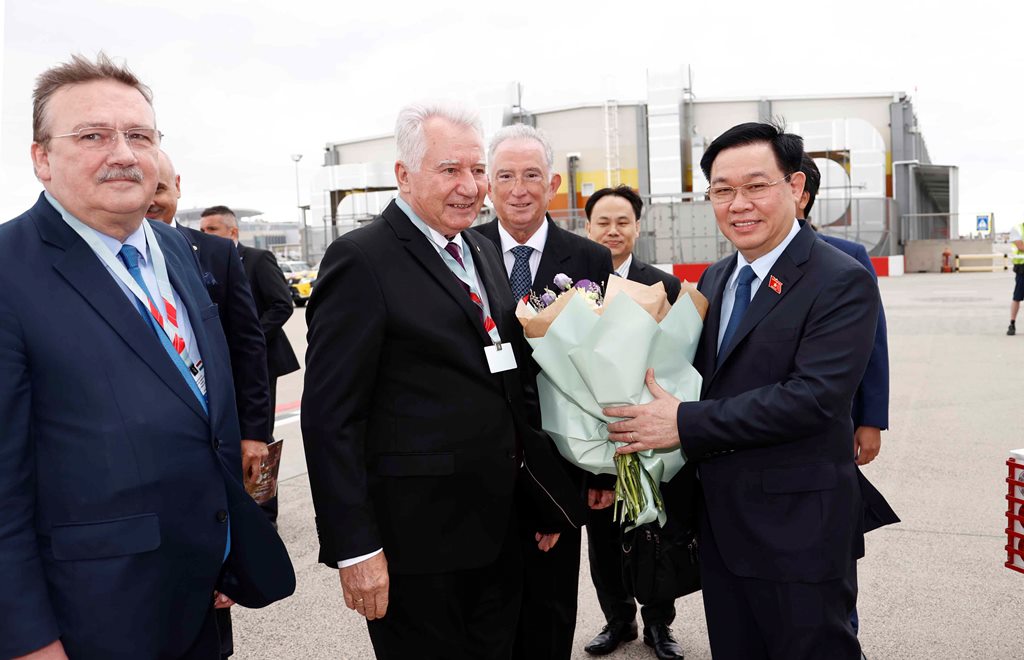 Chủ tịch Quốc hội Vương Đình Huệ bắt đầu thăm chính thức Hungary