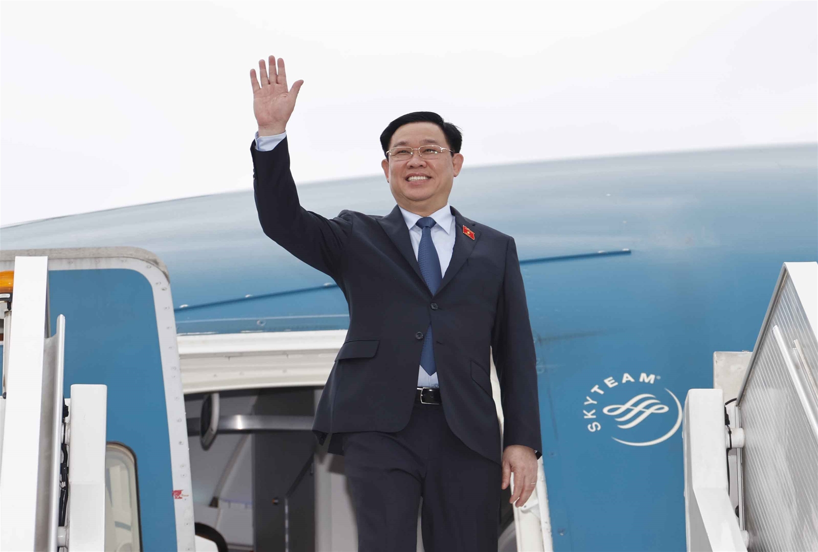 Chủ tịch Quốc hội Vương Đình Huệ bắt đầu thăm chính thức Hungary