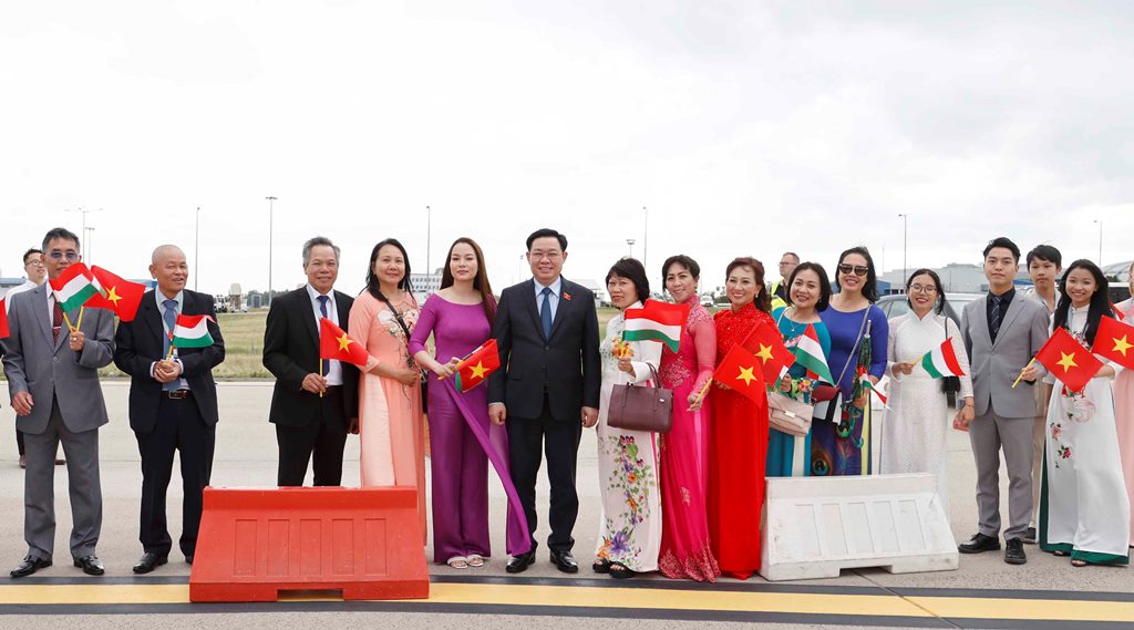 Chủ tịch Quốc hội Vương Đình Huệ bắt đầu thăm chính thức Hungary