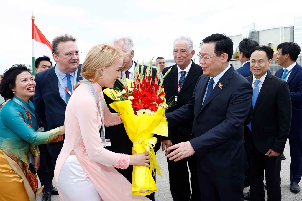 Chủ tịch Quốc hội Vương Đình Huệ bắt đầu thăm chính thức Hungary