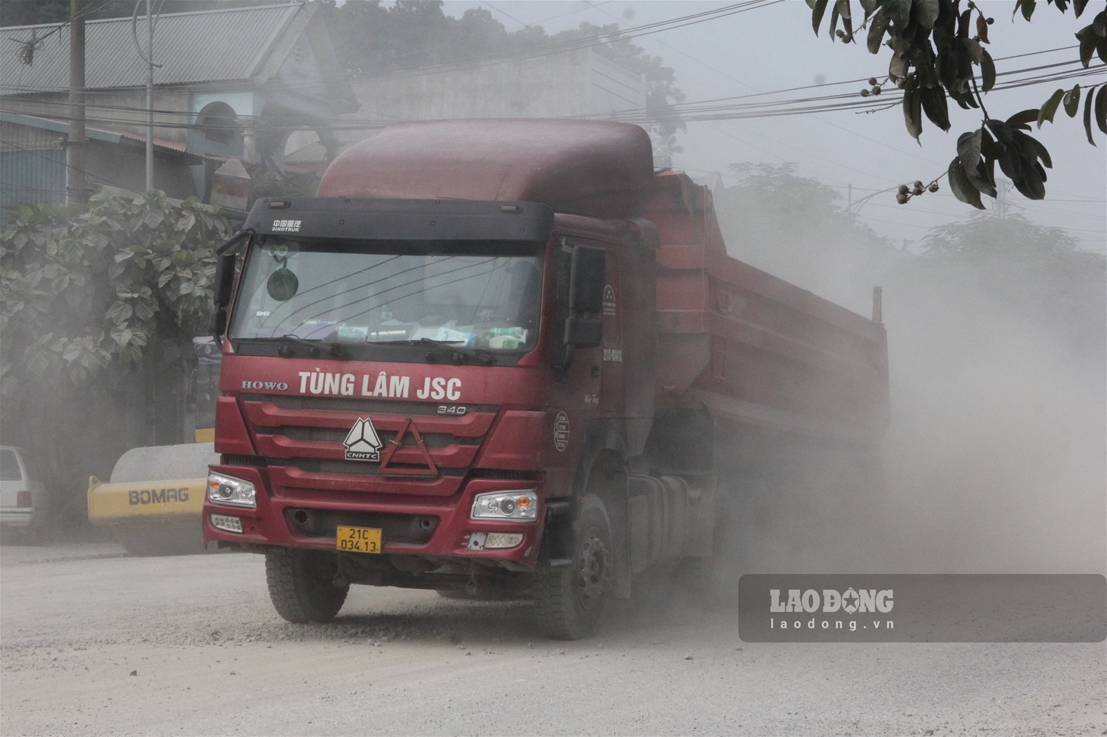 Yên Bái: Bụi phủ trắng thị trấn Yên Bình vì xe trọng tải lớn tung hoành