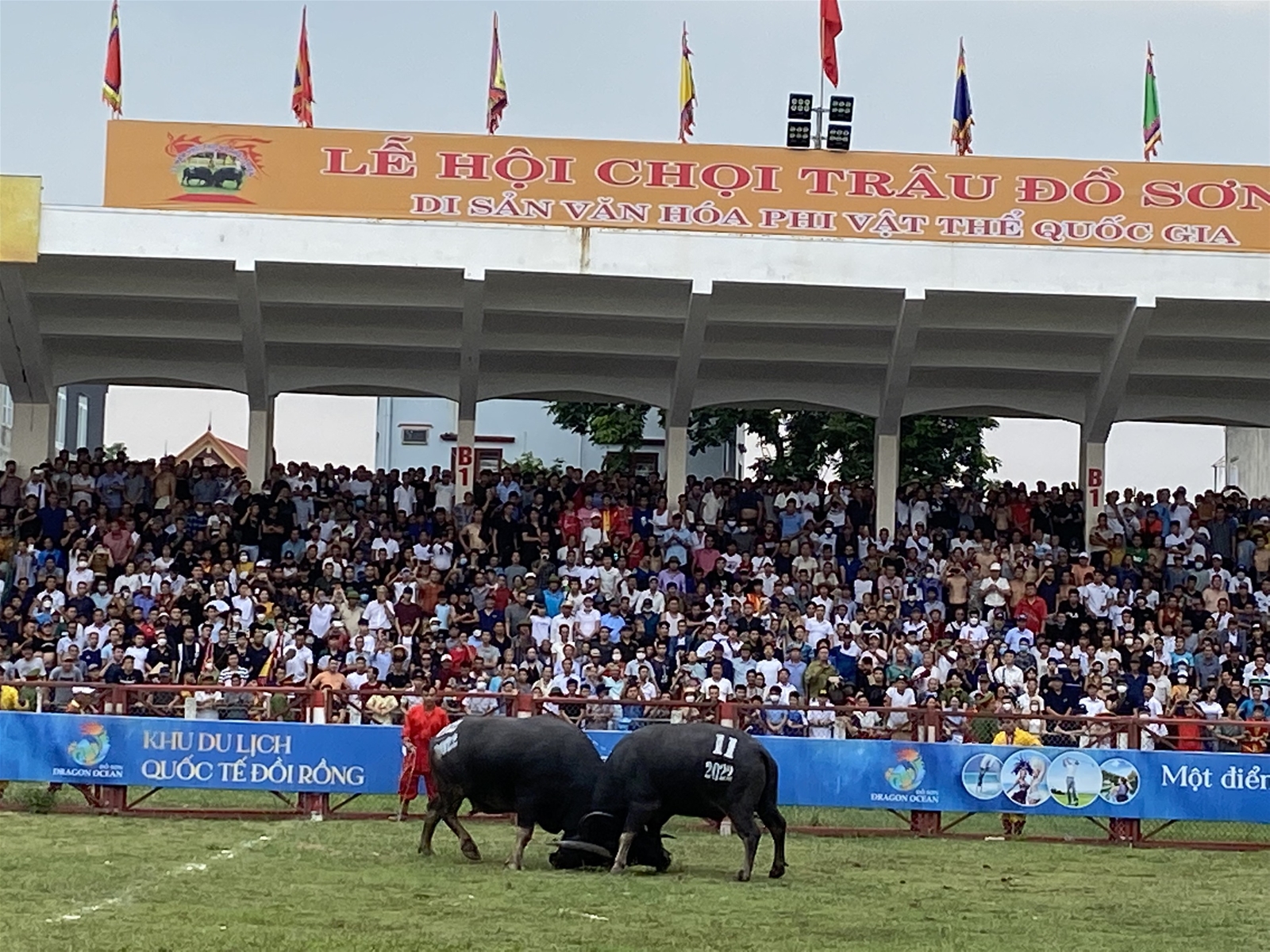 Lượng khách năm nay tại lễ hội đông hơn dự kiến do được tổ chức trở lại sau 2 năm gián đoạn vì dịch COVID-19