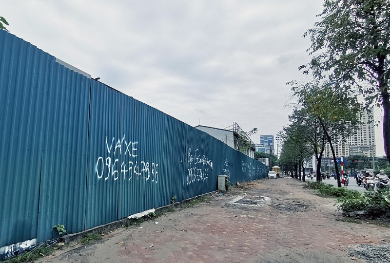 Hiện tại dự án vẫn chỉ quây tôn bít bùng, cỏ mọc um tùm và chưa biết đến lúc nào mới bắt đầu khởi công xây dựng.