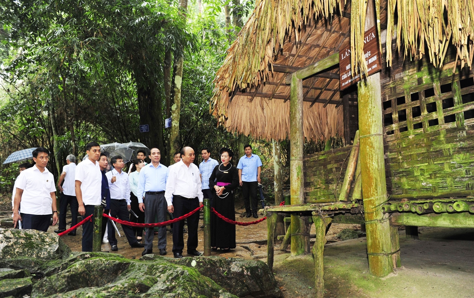 Chủ tịch nước dâng hương tưởng nhớ Chủ tịch Hồ Chí Minh tại Khu di tích Quốc gia đặc biệt Tân Trào