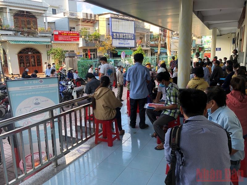 Người dân ở thị xã Đức Phổ đi làm thủ tục đất đai lúc nửa đêm