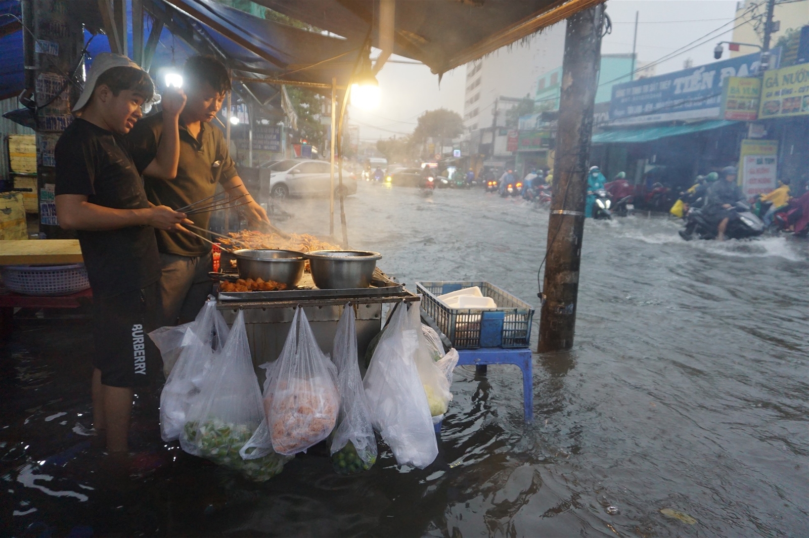 TPHCM mưa lớn giờ tan tầm, nhiều tuyến đường lại hóa thành sông