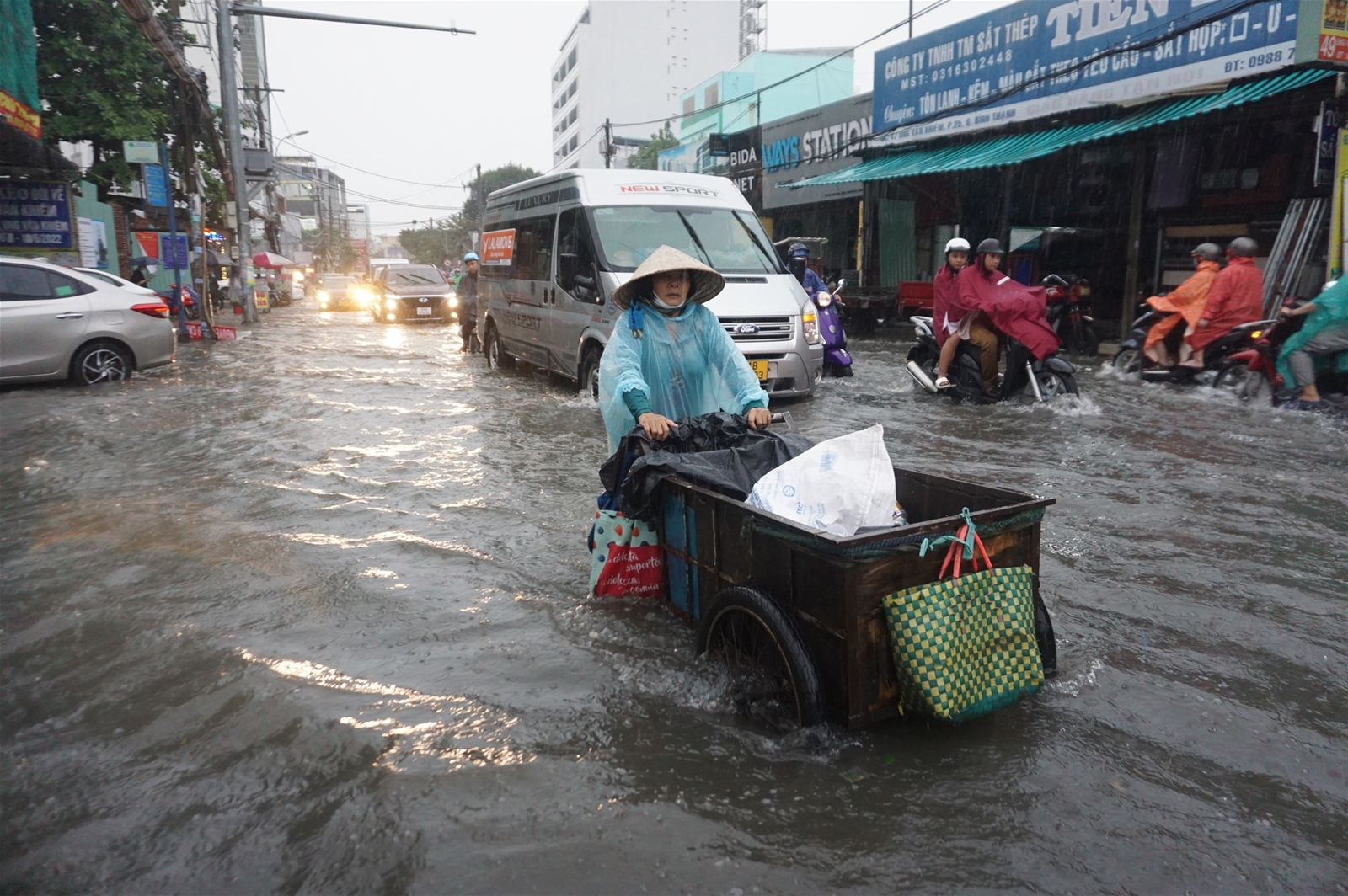 TPHCM mưa lớn giờ tan tầm, nhiều tuyến đường lại hóa thành sông