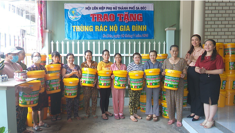 Trao tặng Ngôi nhà thu gom rác thải nhựa